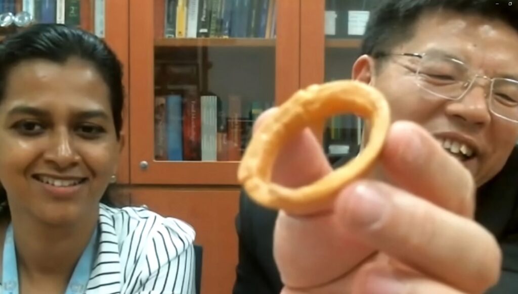 Cientistas mostrando o anel de lula feito com carne vegetal